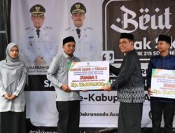 Syech Muharram Serahkan Bonus Uang dan Hadiah Umrah untuk Peraih Juara MTQ Provinsi Aceh