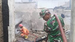 TNI, Damkar, BPBD dan Warga Padamkan Kebakaran 13 Ruko di Aceh Selatan.