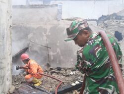 TNI, Damkar, BPBD dan Warga Padamkan Kebakaran 13 Ruko di Aceh Selatan.